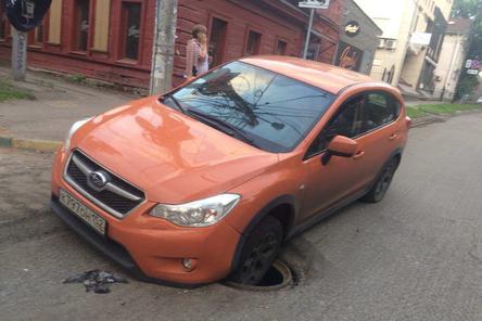 Асфальт провалился под колесами припаркованного автомобиля на улице Ошарской (ФОТО)