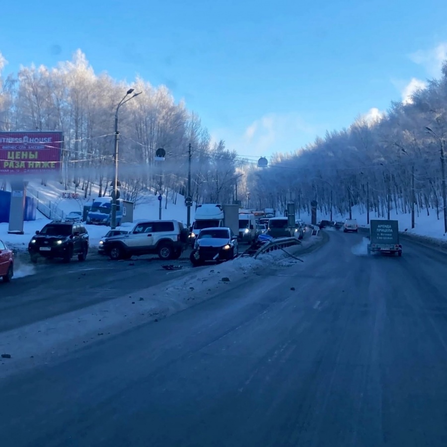 ДТП с тремя машинами парализовало движение у Мызинского моста в Нижнем Новгороде - фото 1