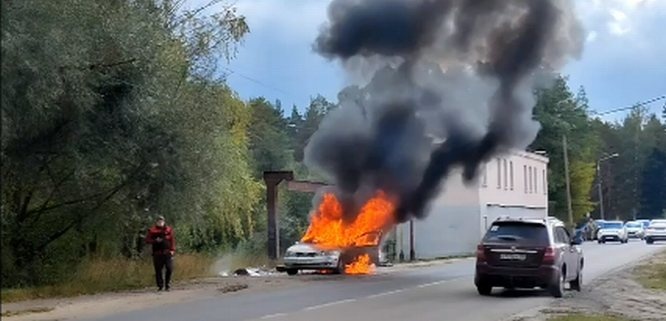 Машина загорелась на ходу в Сарове - фото 1