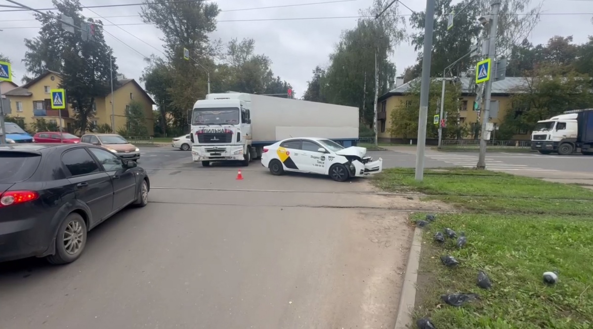 Фура столкнулась с такси на перекрестке в Нижнем Новгороде - фото 1