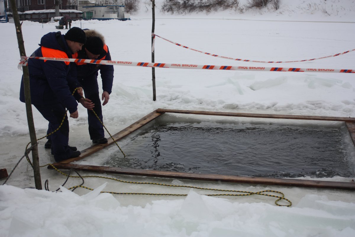 Нижегородские спасатели учились доставать провалившихся под лед людей - фото 1