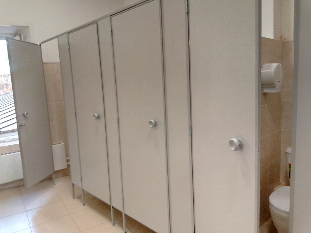 Ремонтировавший Первую гимназию Нижнего Новгорода подрядчик не учел в проекте дверцы для туалетных кабинок - фото 1