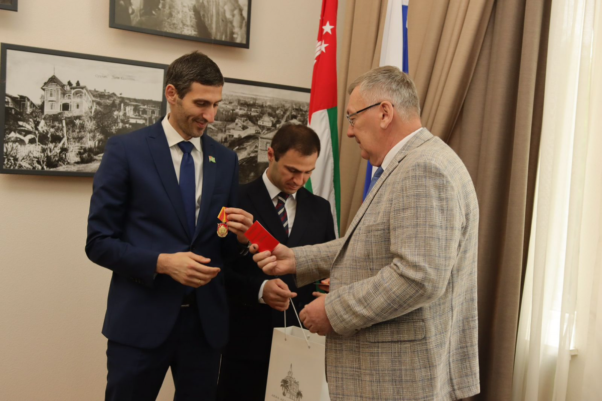 Николай Сатаев вручил в Сухуме медали, посвященные 80-летию Победы - фото 1