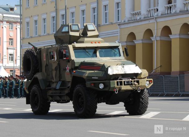 Фоторепортаж: парад в честь 80-й годовщины Победы прошел в Нижнем Новгороде - фото 154