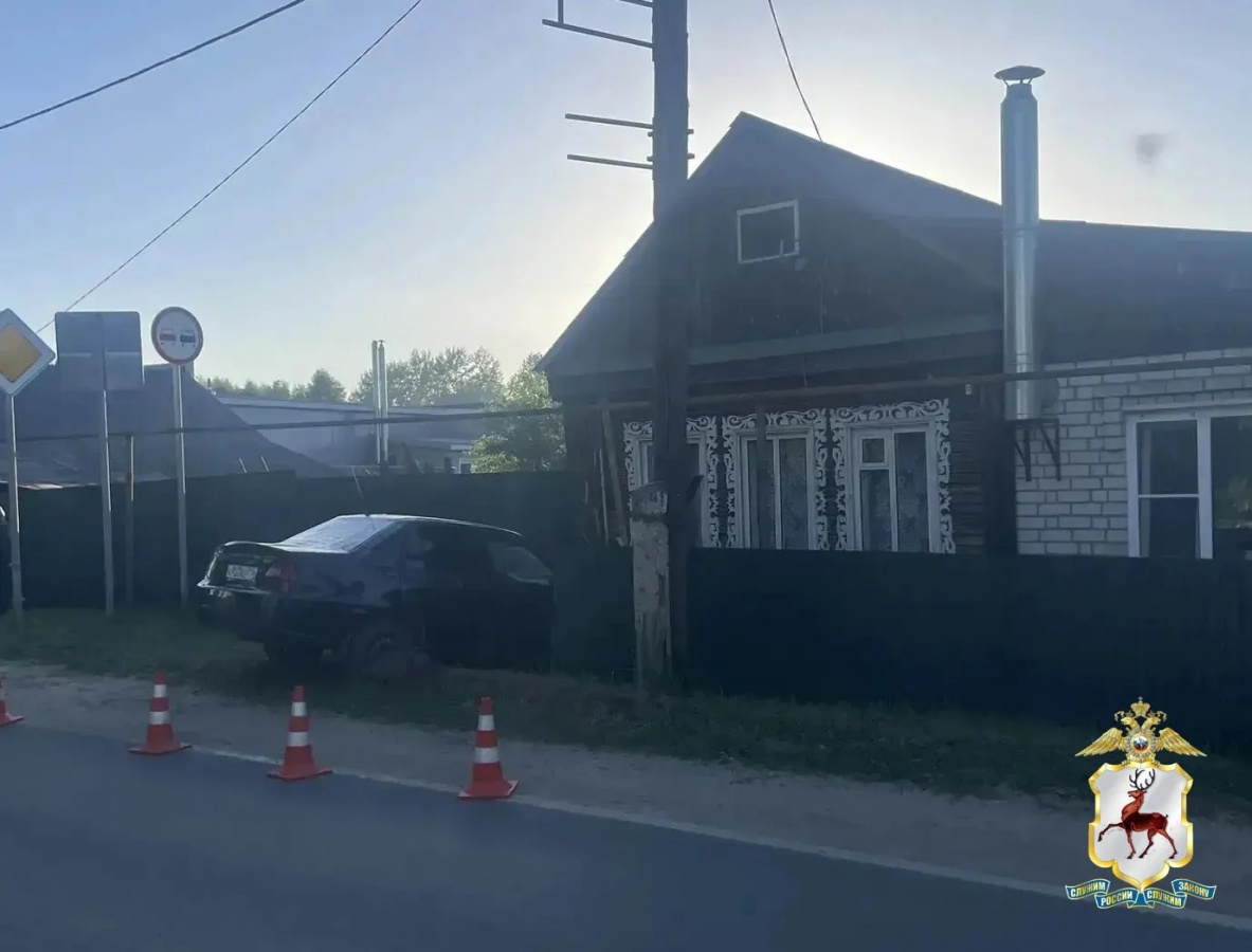 Мужчина без прав за рулем легковушки врезался в дом в Нижегородской области - фото 1