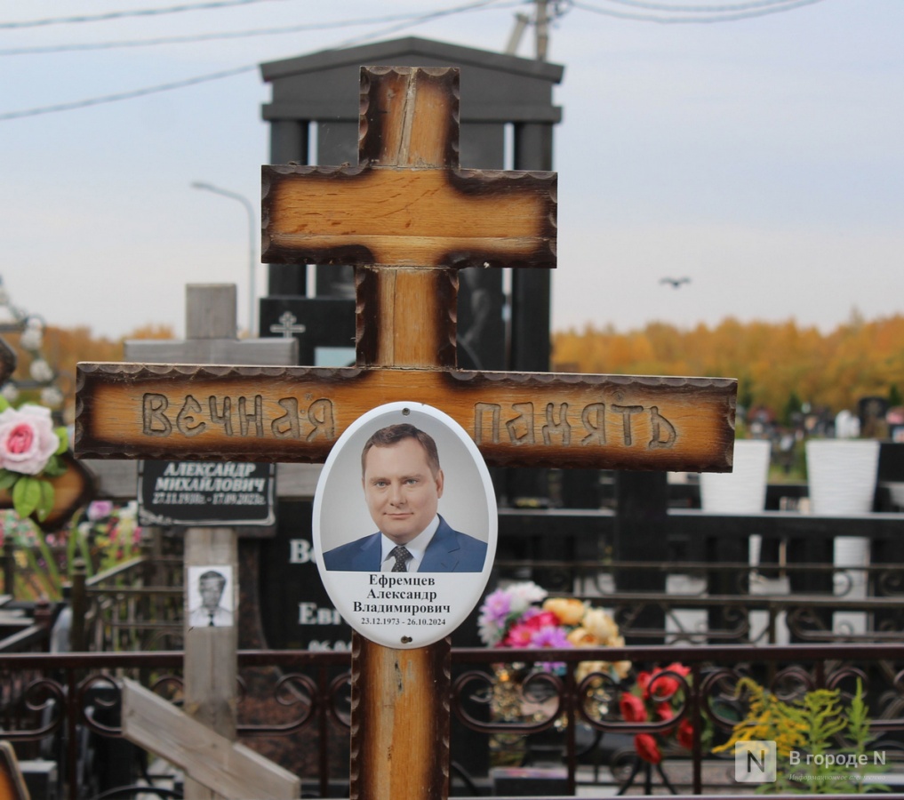 Огромные памятники и скромные кресты: показываем, как выглядят могилы известных нижегородских политиков - фото 24