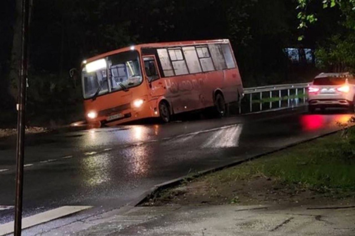 Автобус провалился в яму в Нижнем Новгороде - фото 1