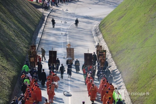 Шли Крестным ходом и ели гигантский кулич: как прошла Пасха в Нижнем Новгороде — фоторепортаж - фото 14