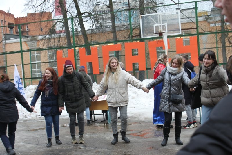 Будущие нижегородские архитекторы соревновались в бросании валенок - фото 1
