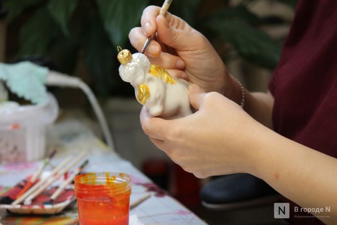 Волшебство из стекла: фоторепортаж с фабрики елочных игрушек в Нижнем Новгороде - фото 73