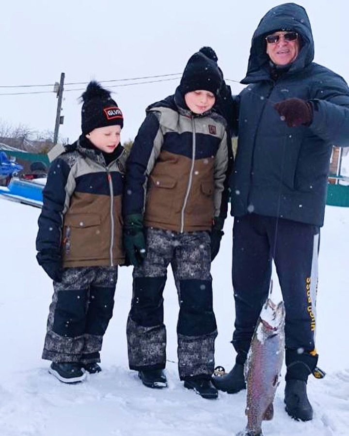 Председатель ЗСНО Евгений Люлин похвастался уловом на рыбалке с внуками - фото 1