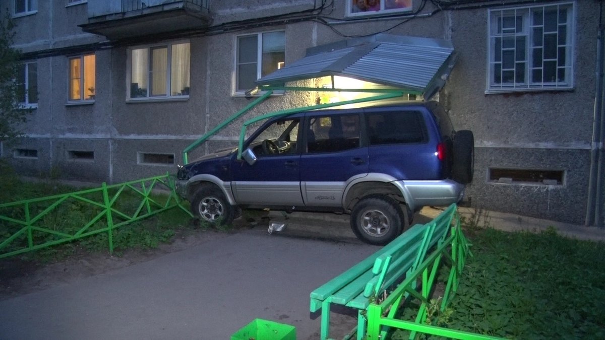 Нетрезвый водитель въехал в крыльцо дома в Дзержинске - фото 1
