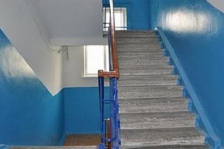 Так вот для чего красили края лестниц во времена СССР