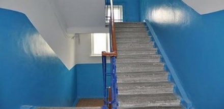 Так вот для чего красили края лестниц во времена СССР