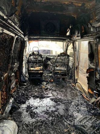 Микроавтобус загорелся в Нижнем Новгороде 4 апреля - фото 3