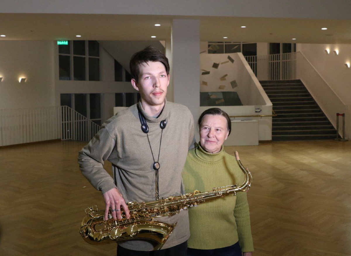 Игорь Бутман в Нижнем Новгороде подарил саксофон беженцу из Днепропетровской области - фото 2