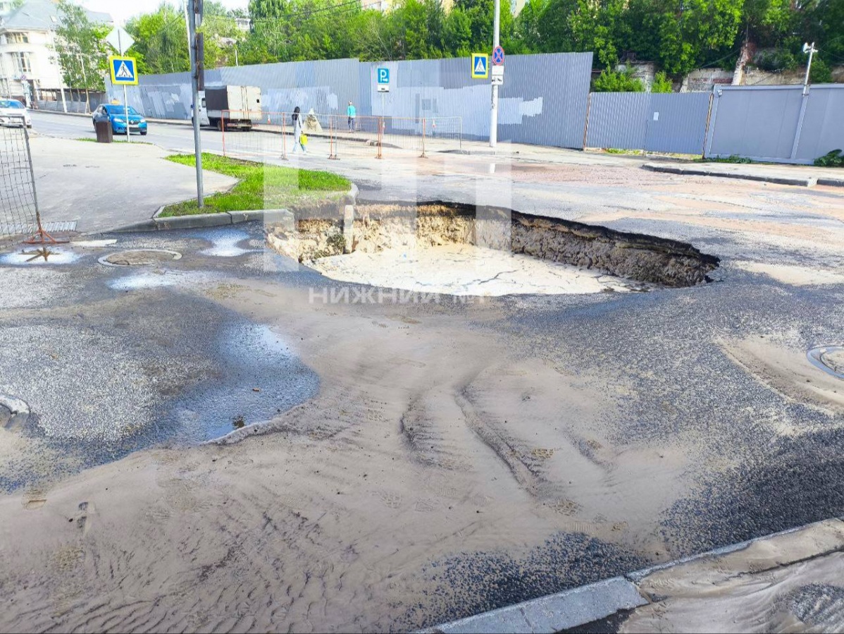 Гигантская яма образовалась на дороге в центре Нижнего Новгорода - фото 1