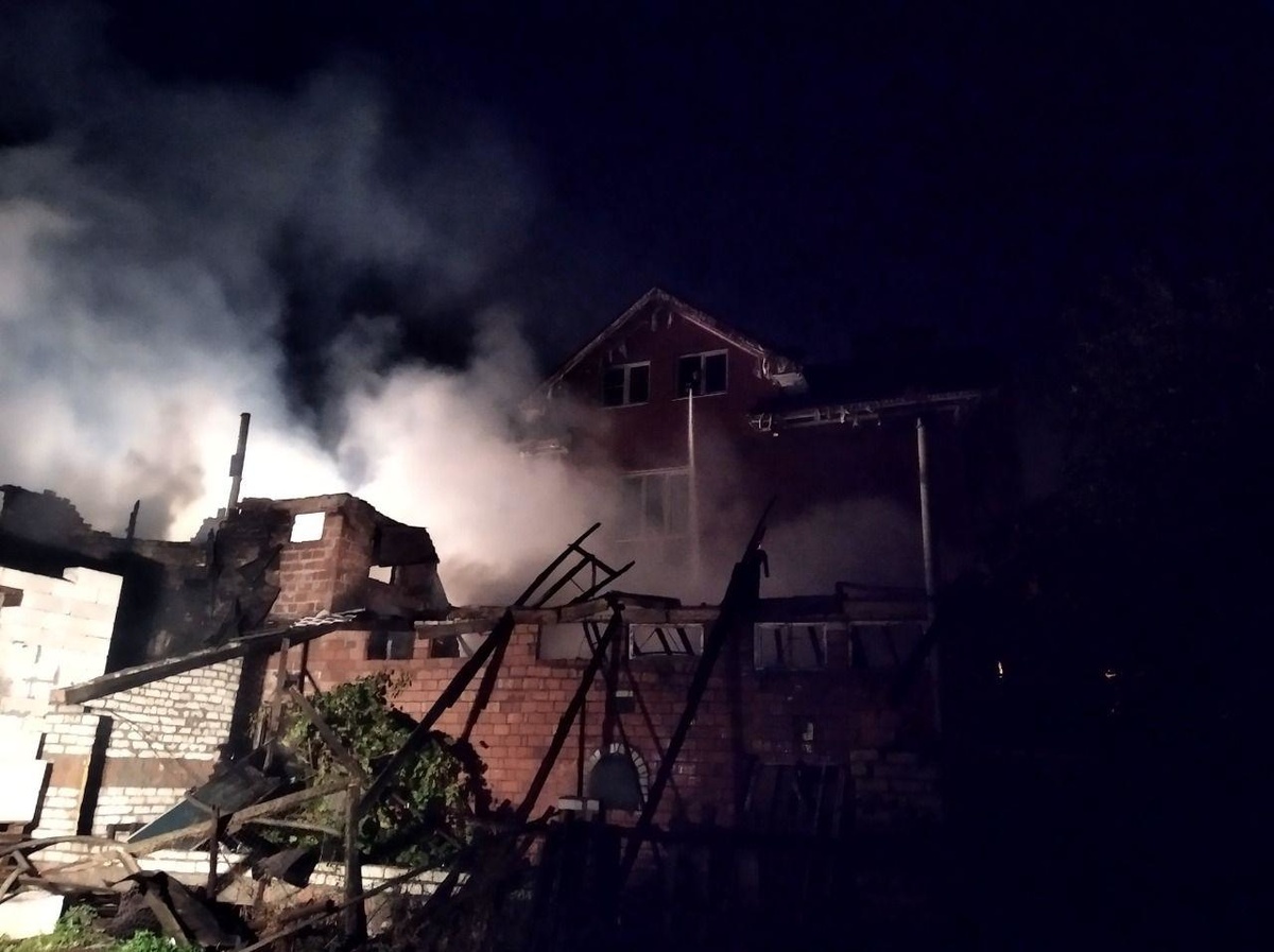 26 человек эвакуировали из нижегородской психоневрологической больницы из-за горевшего рядом дома - фото 1