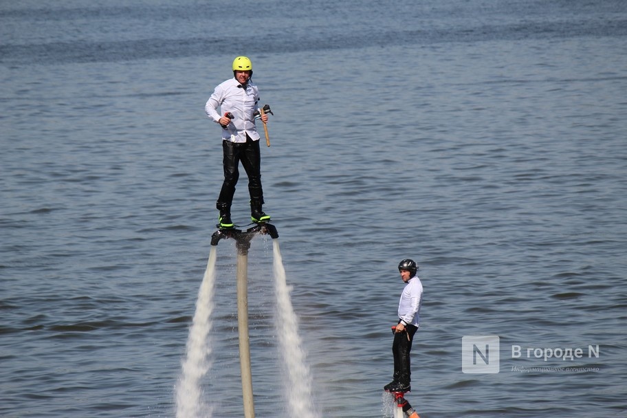 «Летающие люди» над Волгой: шоу флайбордистов прошло в Нижнем Новгороде