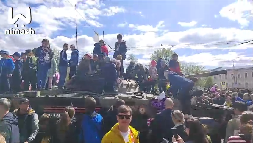 Юным нижегородцам дали поиграть с военной техникой после парада - фото 1