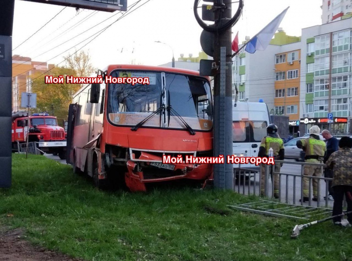 Автобус с пассажирами влетел в столб на проспекте Гагарина