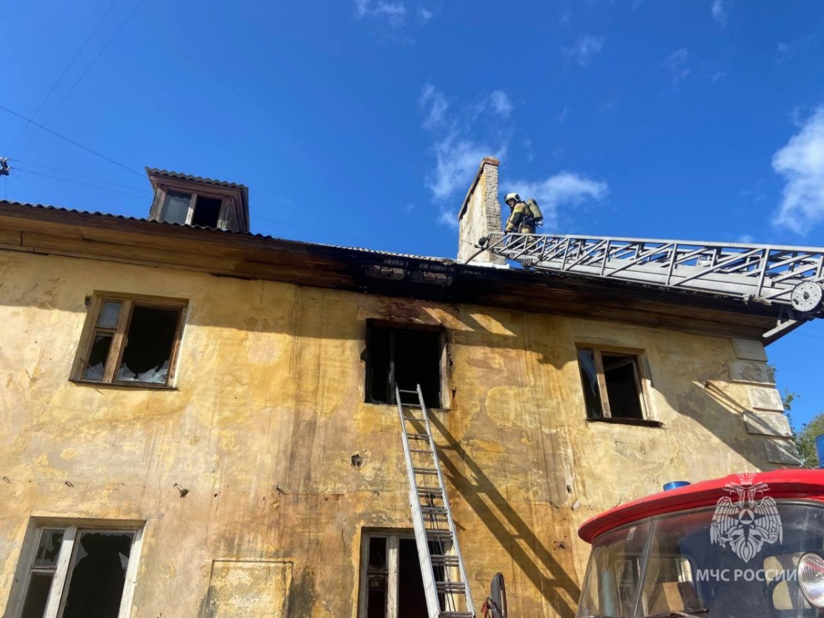 Двухэтажный дом горит в Автозаводском районе  Нижнего Новгорода - фото 1