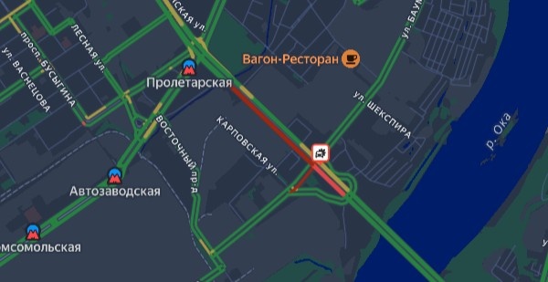 Пробка образовалась на Мызинском мосту из-за ДТП с фурой - фото 1