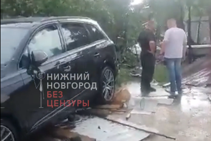 Машина протаранила забор жилого дома в Дзержинске - фото 1