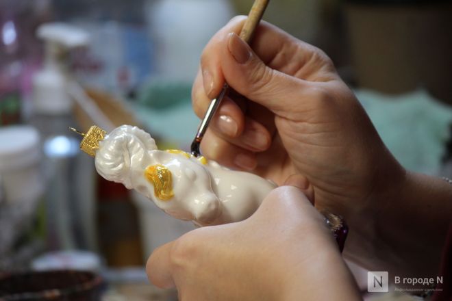 Волшебство из стекла: фоторепортаж с фабрики елочных игрушек в Нижнем Новгороде - фото 56