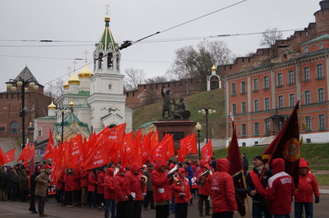 Нижегородские коммунисты отметили Октябрьскую революцию шествием по Канавинскому мосту (ФОТО) - фото 3