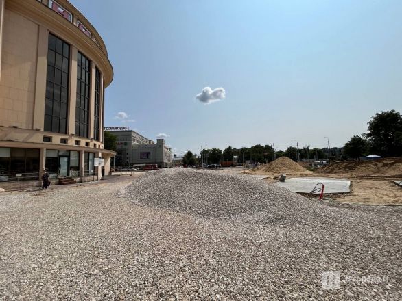 Опубликованы фото благоустройства площади у Автозаводского универмага - фото 6