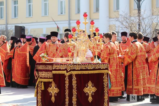 Фоторепортаж: как прошел пасхальный крестный ход в Нижнем Новгороде - фото 30