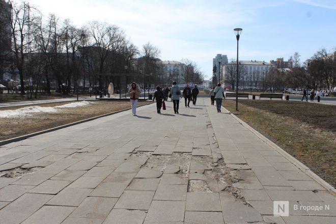 Трещит по швам: как выглядит центр Нижнего Новгорода после аномальной зимы — фоторепортаж - фото 109