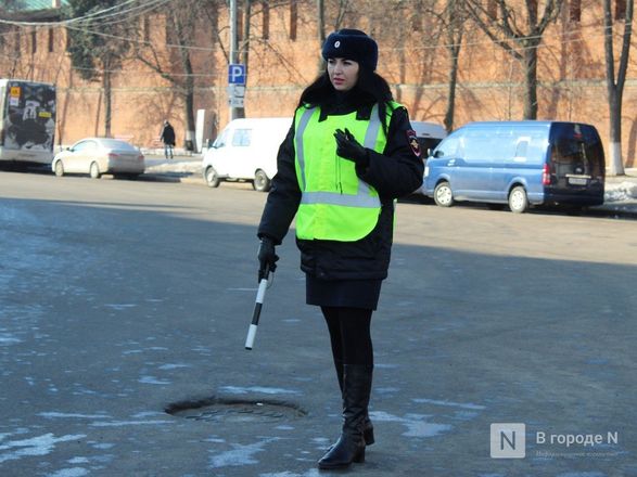 Девушки-полицейские поздравили нижегородских водителей с Днем защитника Отечества - фото 25