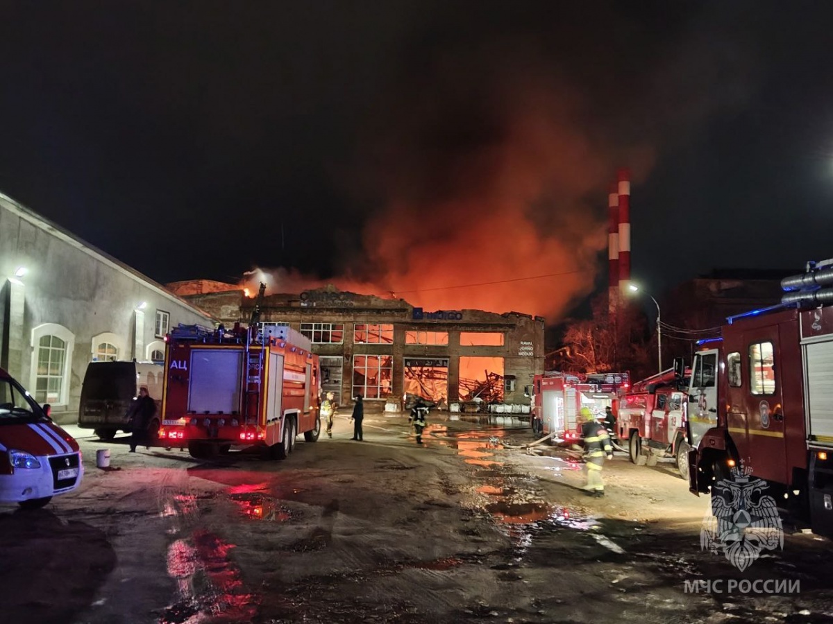 Крупный производственный цех горел в Нижнем Новгороде - фото 1