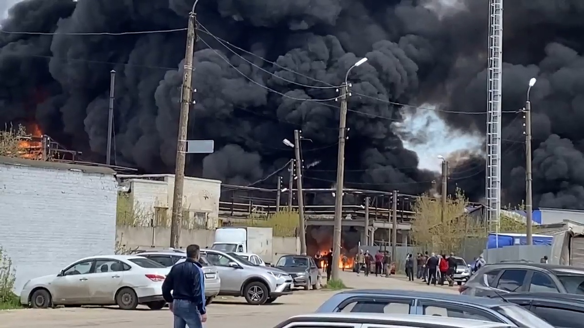 Cильный пожар случился в дзержинской промзоне