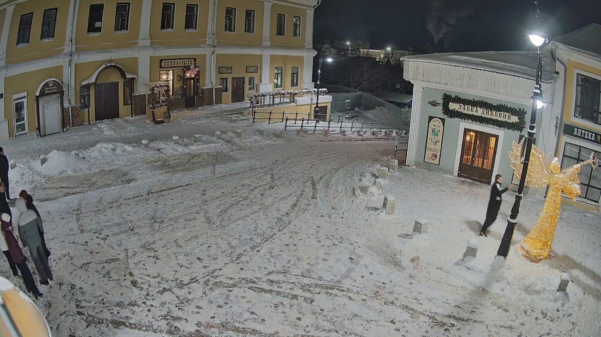 Вандал повредил новогоднюю фигуру ангела в Арзамасе - фото 1