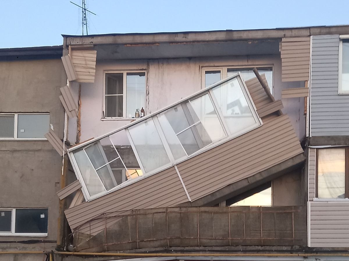 Плита балкона обрушилась в панельном доме в Вадском районе - фото 1